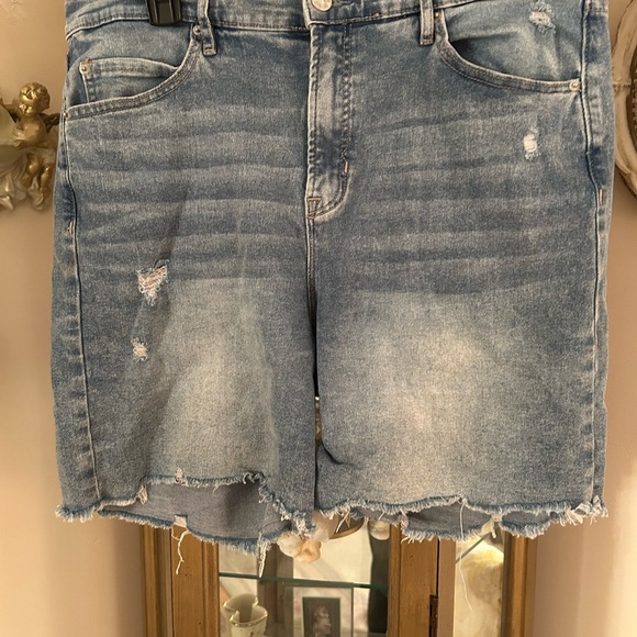 Nicole Miller NY Great condition Distressed Denim Women Shorts Size 12. C:4616